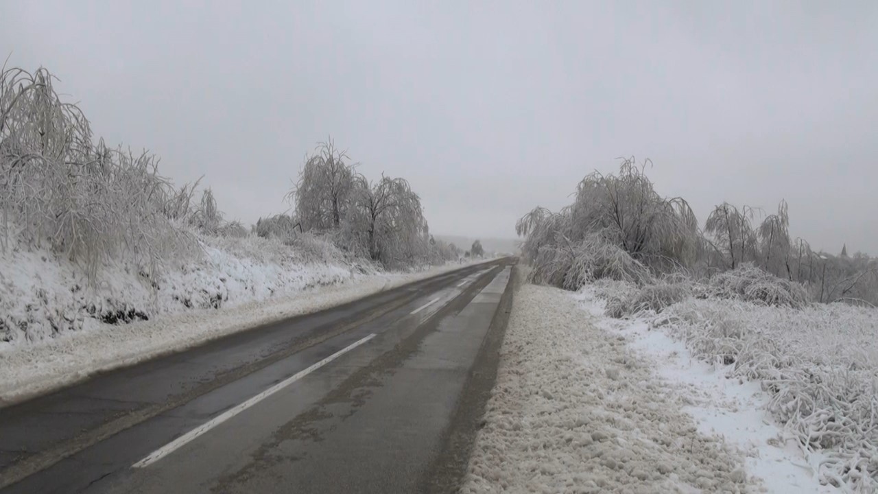 Sve ekipe na terenu na putevima raskvašen sneg Radio Televizija