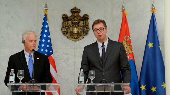 Beograd, 29. avgusta 2017 - Predsednik Republike Srbije Aleksandar Vucic i americki senator Ron Dzonson na zajednickoj konferenciji za novinare. FOTO TANJUG / TANJA VALIC / bb *** Local Caption ***