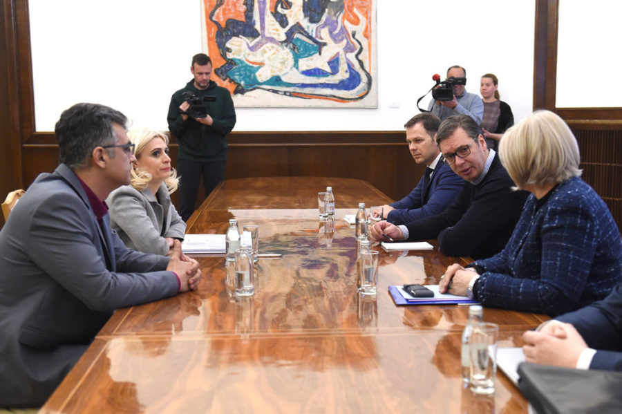 Beograd, 5. april 2019 -  Predsednik Srbije Aleksandar Vucic sastao se danas s predstavnicima udruzenja gradjana korisnika kredita u svajcarskim francima "CHF Srbija" koje je predstavljala predsednica Udruzenja CHF Srbija Jelena Pavlovic (2L). Ministar finansija Sinisa Mali i guvernerka Narodne banke Srbije Jorgovanka Tabakovic su prisustvovali sastanku. FOTO TANJUG / DRAGAN KUJUNDZIC / bg